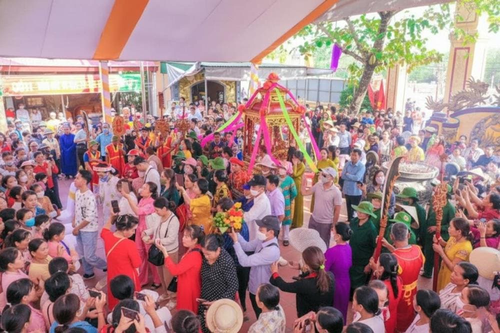 Kh&ocirc;ng kh&iacute; lễ hội trang nghi&ecirc;m, n&aacute;o nhiệt v&agrave; đầy sắc m&agrave;u tại Đền &Ocirc;ng Ho&agrave;ng Mười.